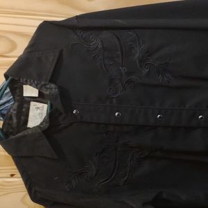 Real nice men's pearl snap shirt